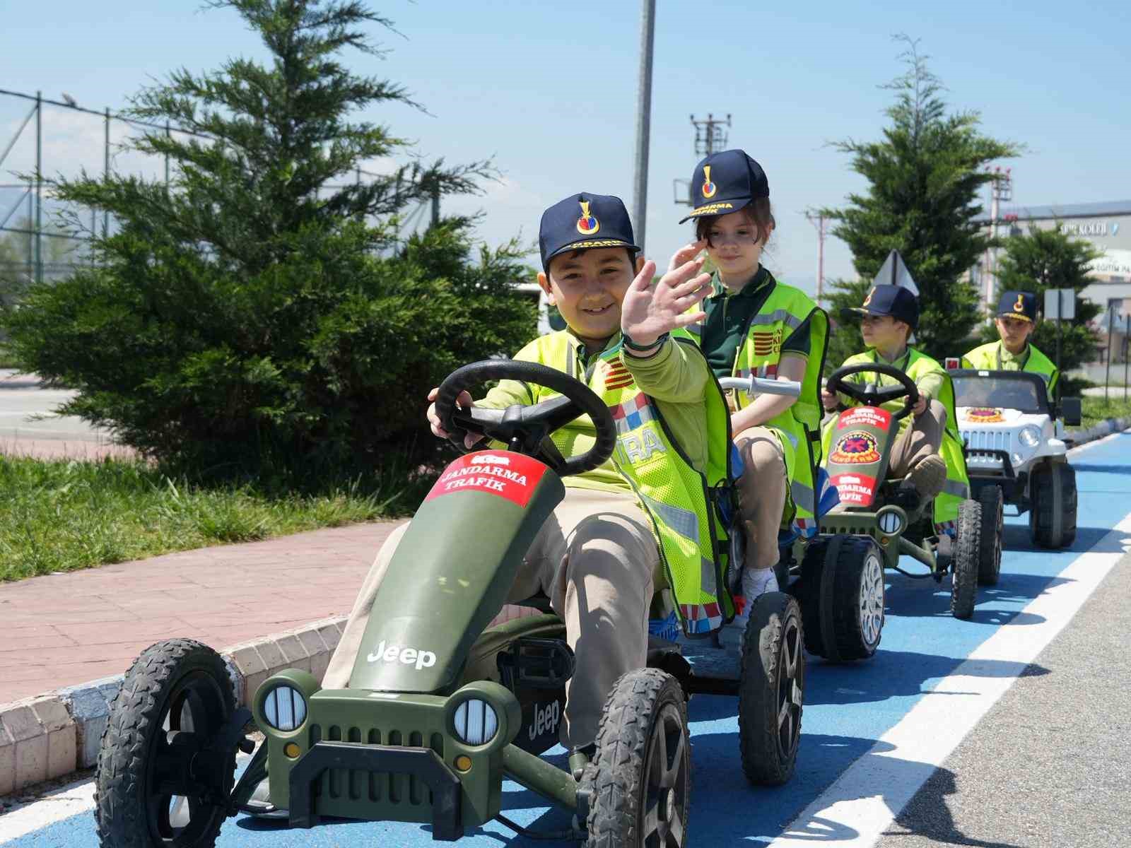 ogrenciler trafigi sahasinda ogrendi 4