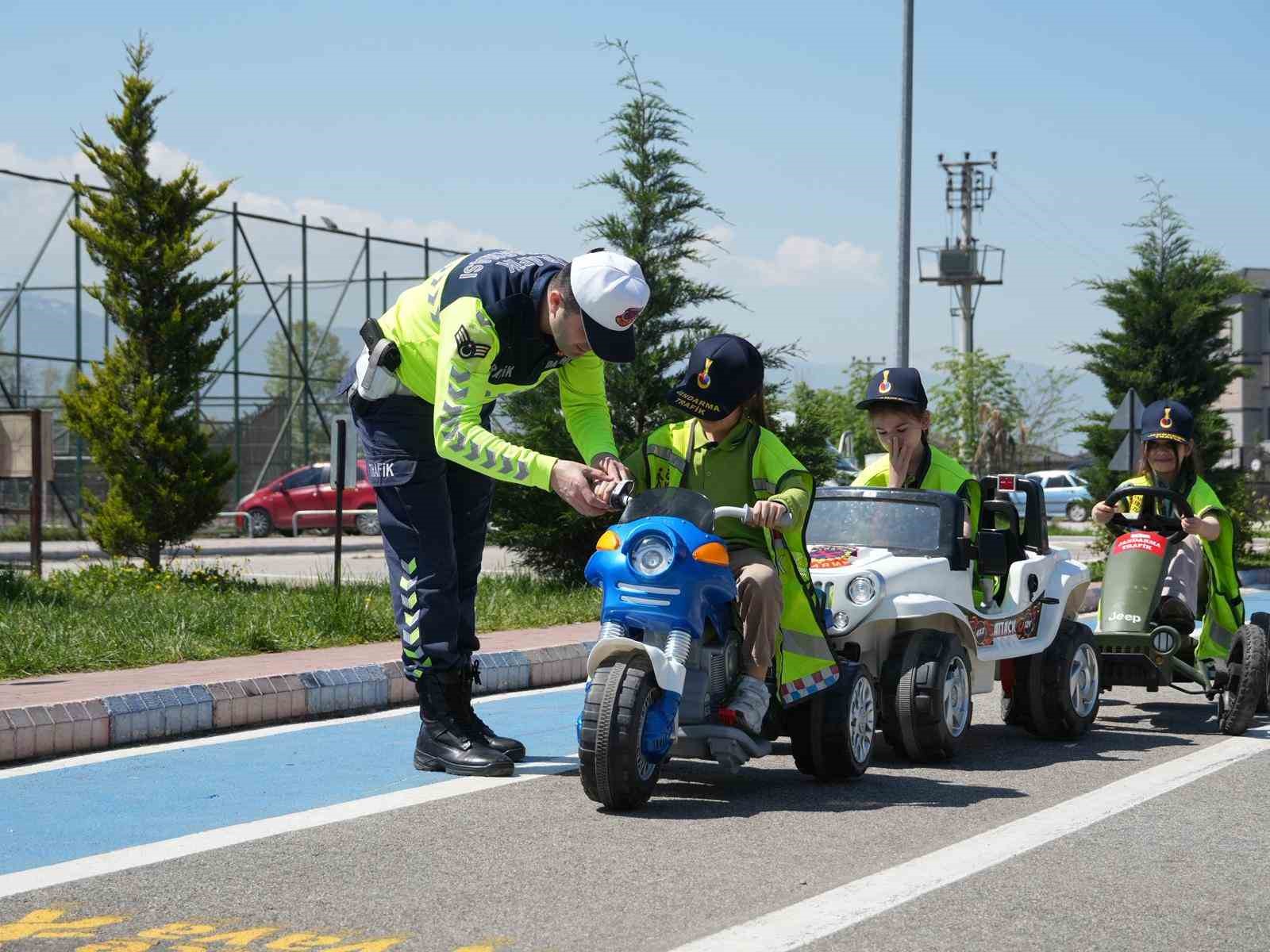 ogrenciler trafigi sahasinda ogrendi 5 RqAbk12b