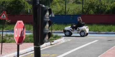 ogrenciler-trafigi-sahasinda-ogrendi-7CGDBQll.jpg