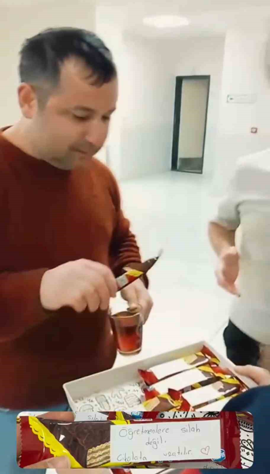 ogrencilerden anlamli mesaj ogretmene silah degil cikolata uzatilir 1 eJsb2wyr