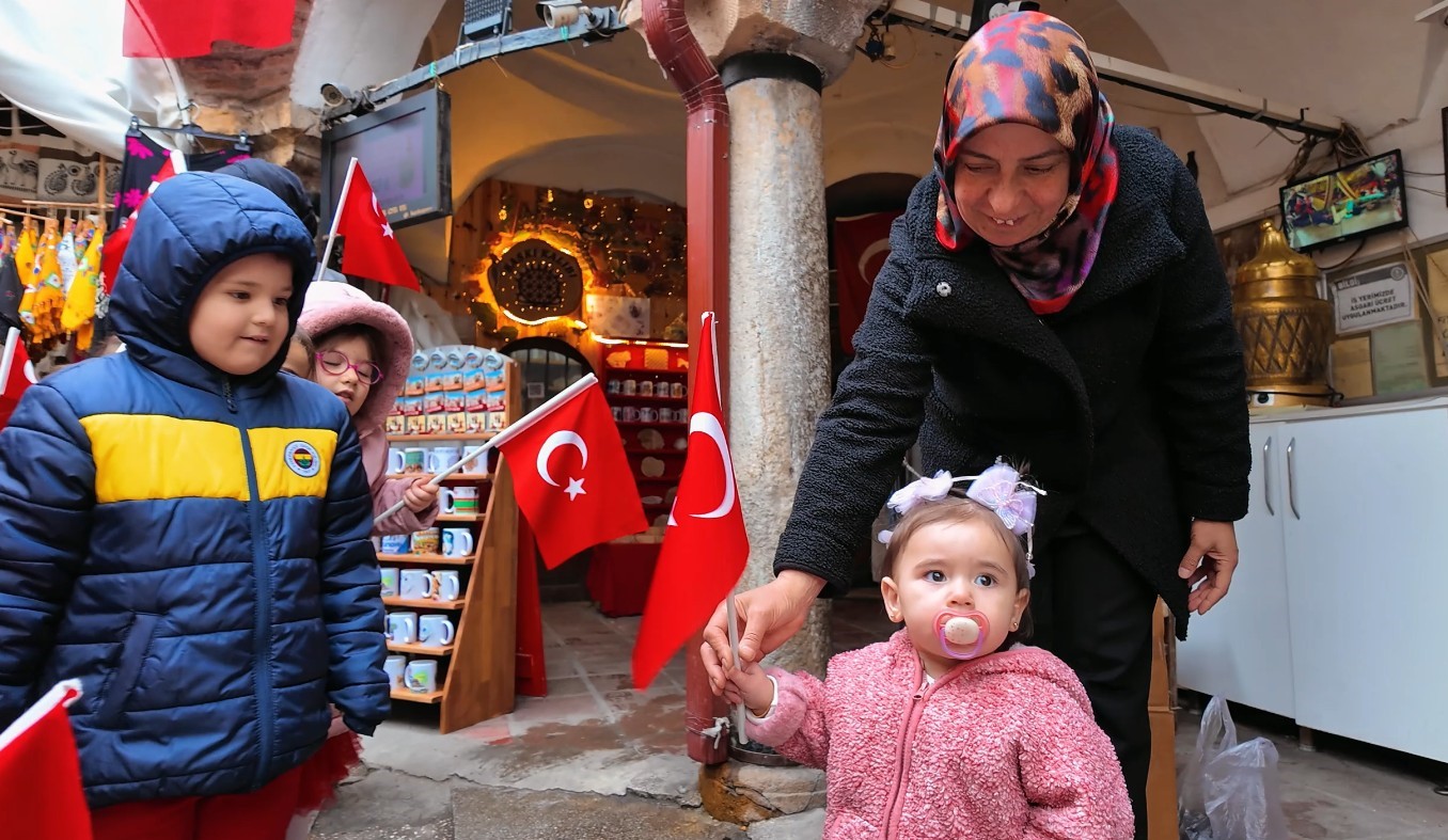 ogrencilerden carsi esnafina turk bayragi hediyesi 2 BXijCucL