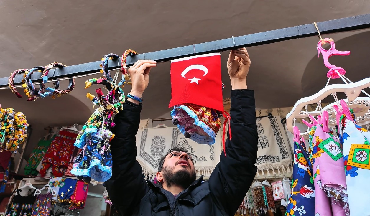 ogrencilerden carsi esnafina turk bayragi hediyesi 4 9j9Ejgr6