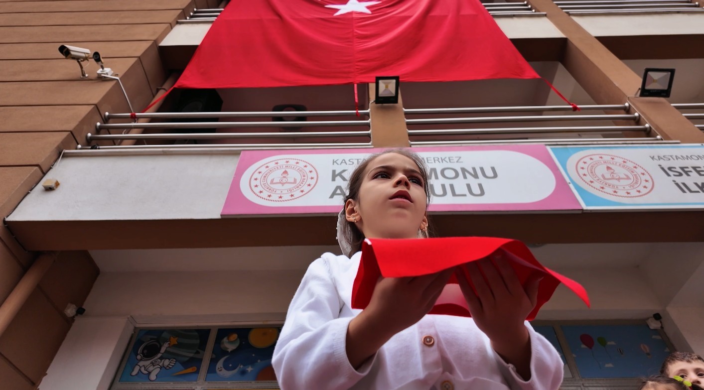 ogrencilerden carsi esnafina turk bayragi hediyesi 6 W8zcezzq