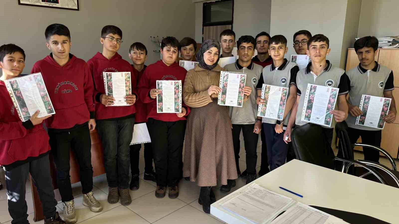 ogrencilerden ogretmenlere surpriz hazirlanan sertifikalar kendilerine taktim edildi 0 B4GXCyB9