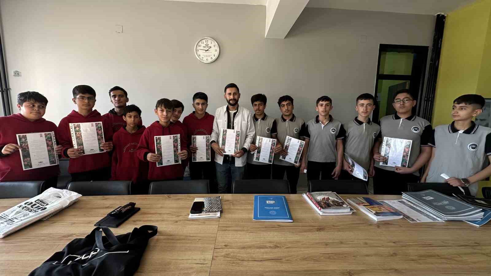 ogrencilerden ogretmenlere surpriz hazirlanan sertifikalar kendilerine taktim edildi 1 kIIWddse