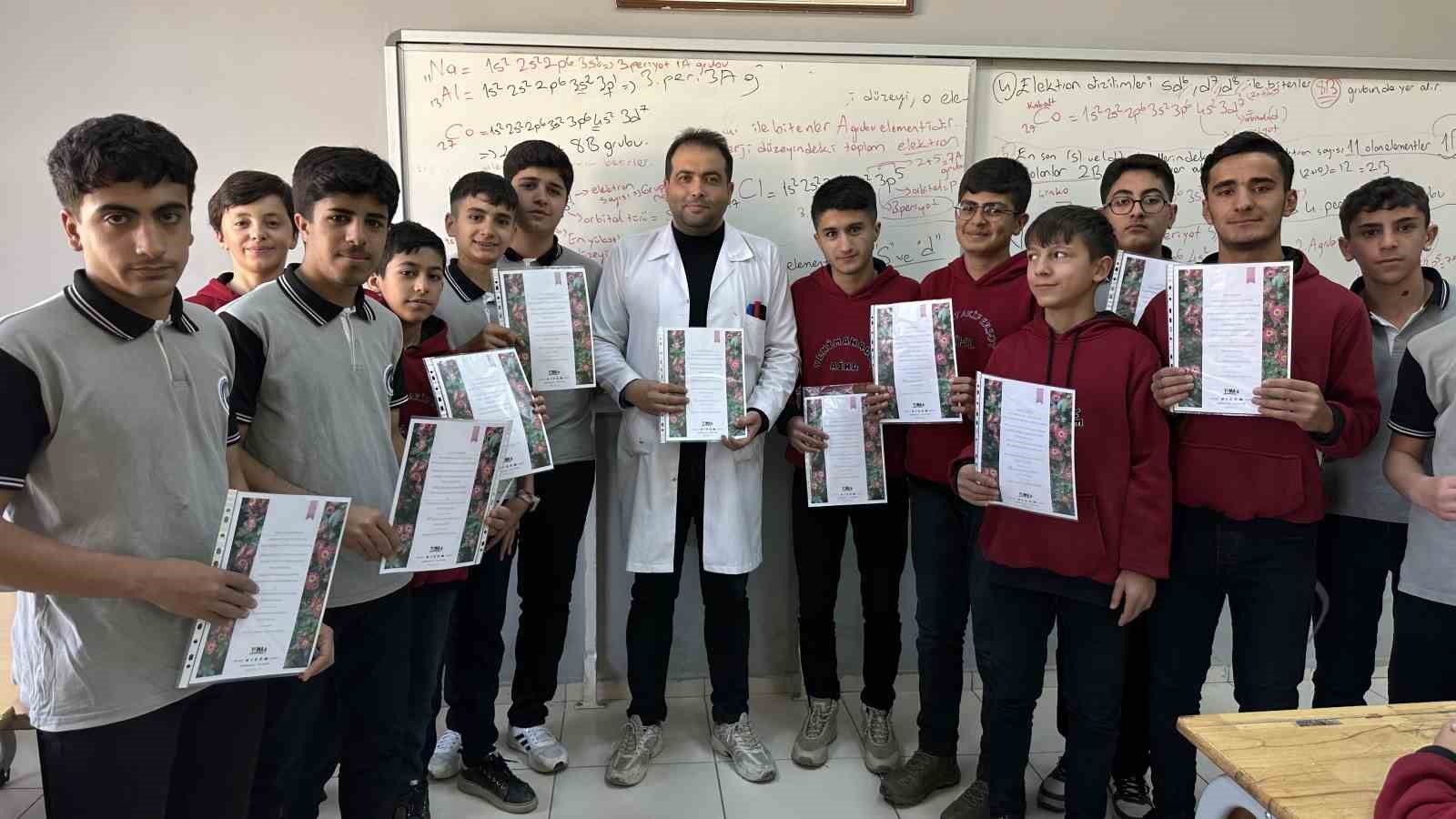 ogrencilerden ogretmenlere surpriz hazirlanan sertifikalar kendilerine taktim edildi 2 BF9y2WEs