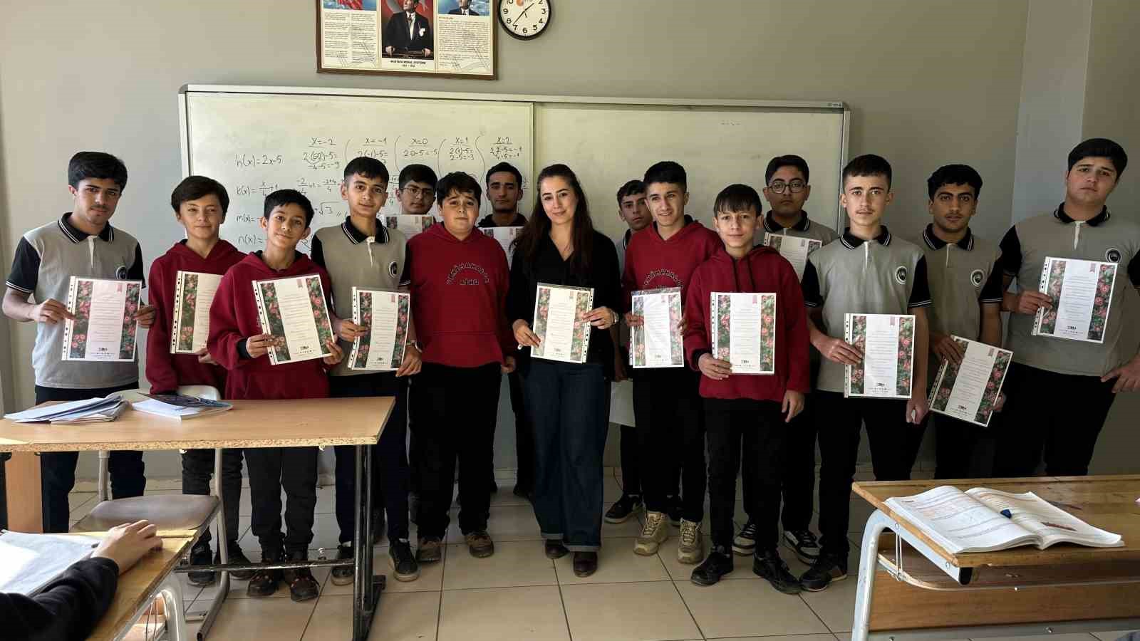 ogrencilerden ogretmenlere surpriz hazirlanan sertifikalar kendilerine taktim edildi 3