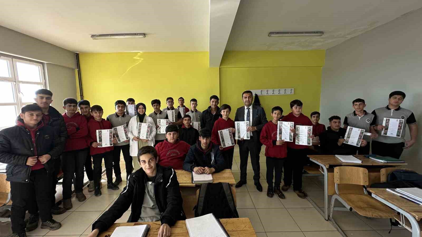 ogrencilerden ogretmenlere surpriz hazirlanan sertifikalar kendilerine taktim edildi 5 OuMCCd9w