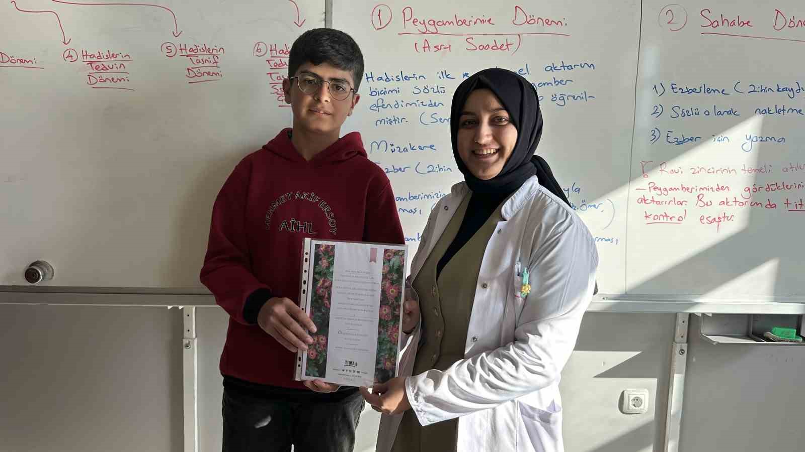 ogrencilerden ogretmenlere surpriz hazirlanan sertifikalar kendilerine taktim edildi 6 Qcz2XMqU