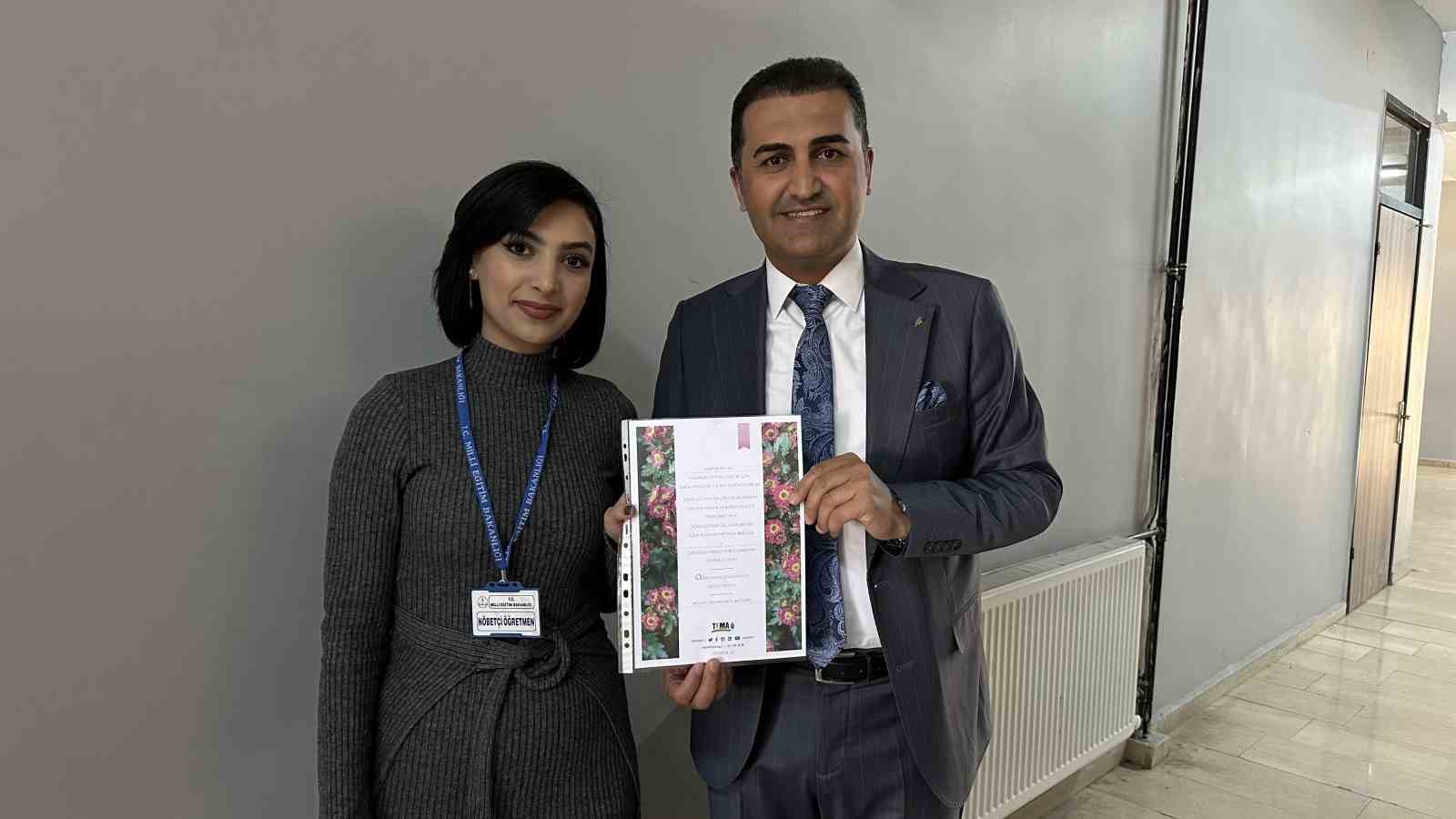 ogrencilerden ogretmenlere surpriz hazirlanan sertifikalar kendilerine taktim edildi 7 61idlafH