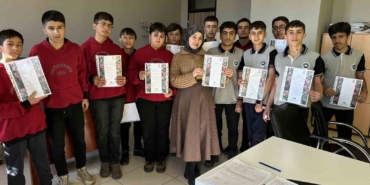 ogrencilerden-ogretmenlere-surpriz-hazirlanan-sertifikalar-kendilerine-taktim-edildi-d3rtLhhO.jpg