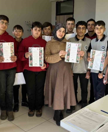 ogrencilerden-ogretmenlere-surpriz-hazirlanan-sertifikalar-kendilerine-taktim-edildi-d3rtLhhO.jpg