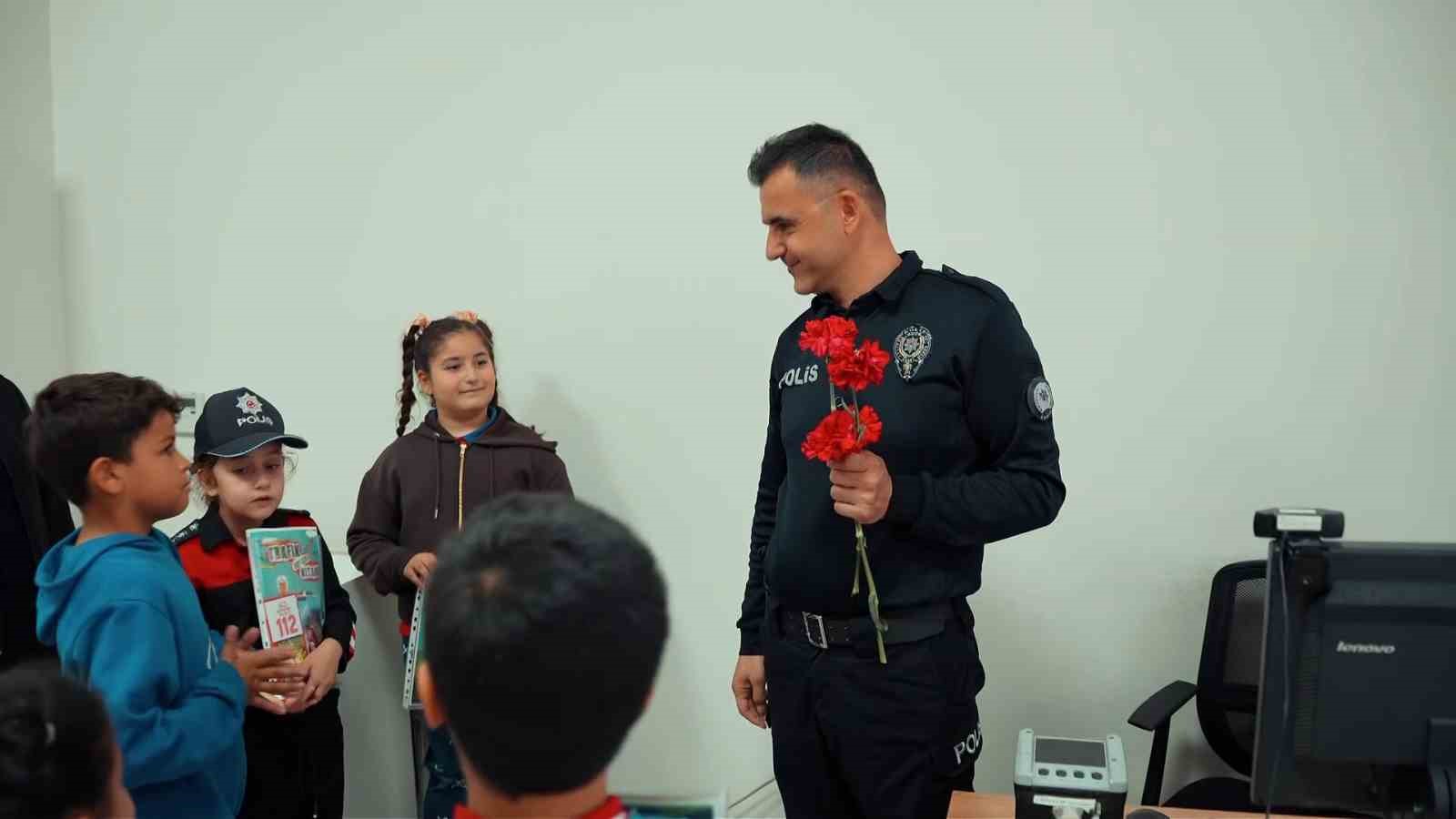 ogrencilerden polislere anlamli polis haftasi surprizi 1 gsbGC8Wy