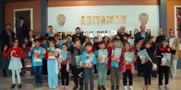 ogrencilerden-polislere-anlamli-polis-haftasi-surprizi-sQV31gd9.jpg