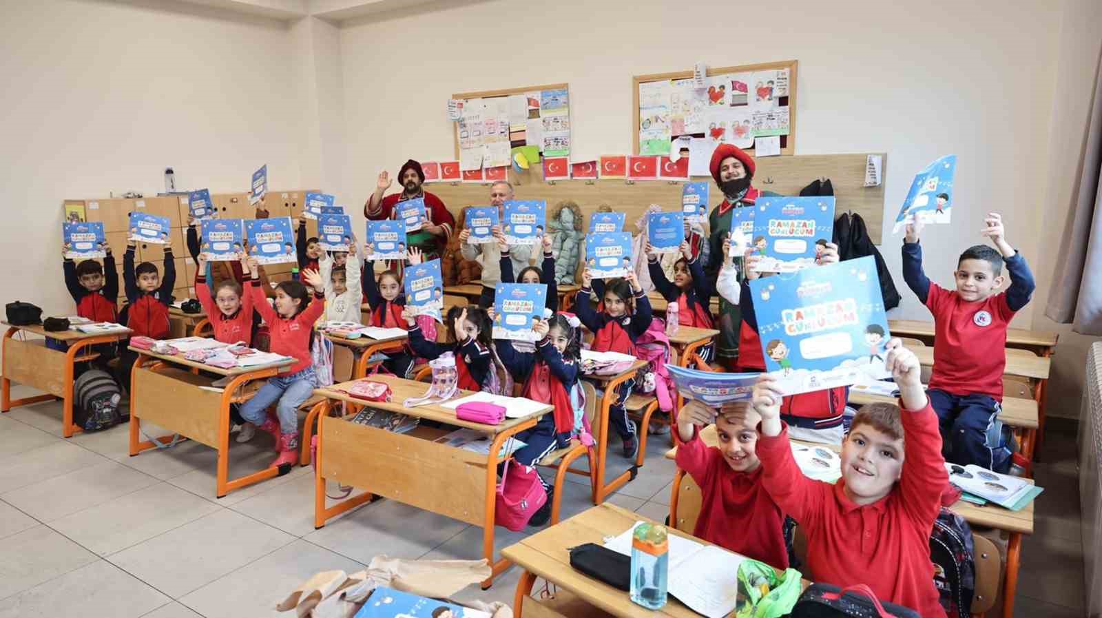 ogrencilere cat kapi tiyatro surprizi 2 vWb2RHzV