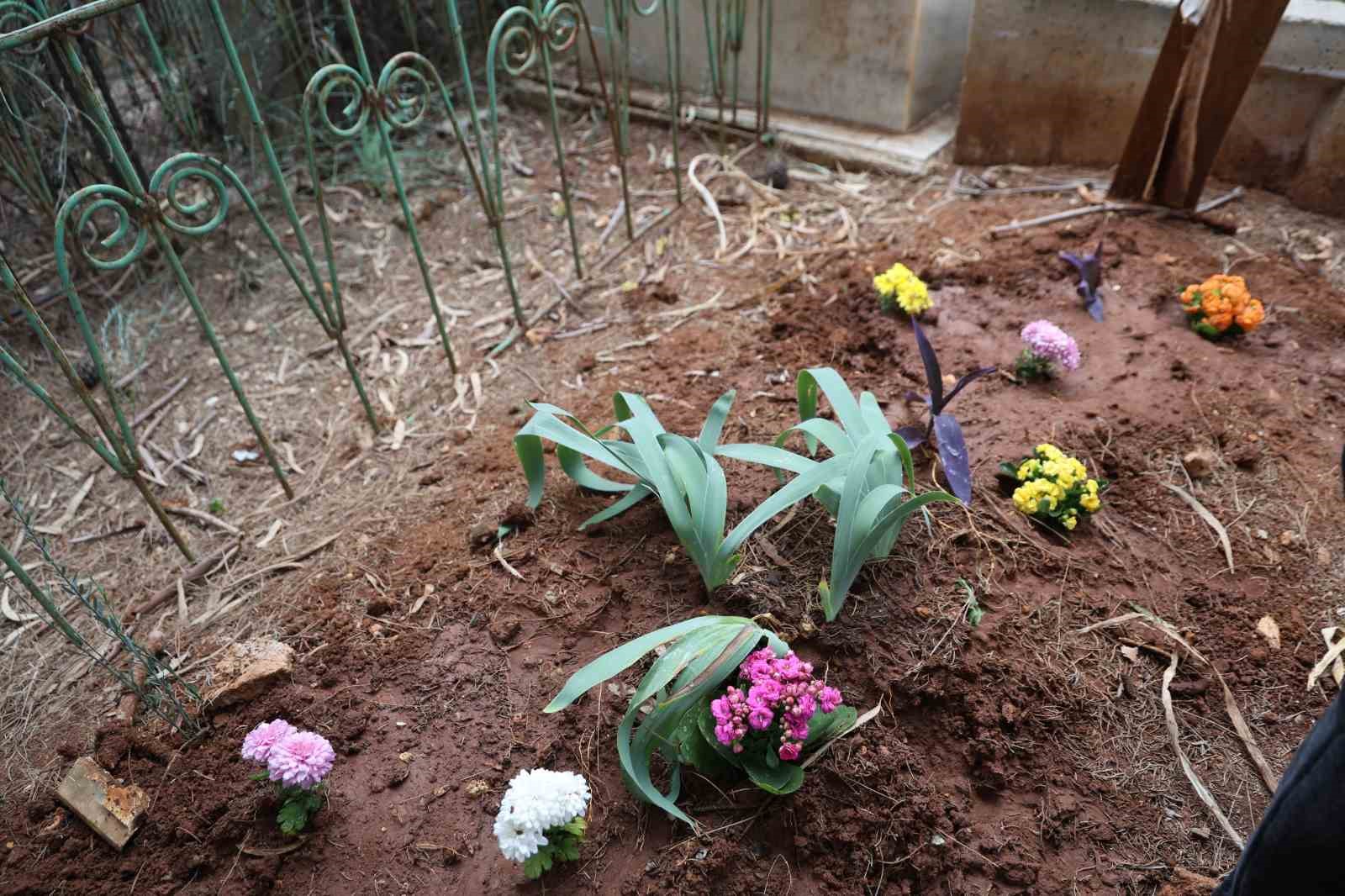 ogrencileri ogretmenler gununde vefat eden ogretmenlerini unutmadi 3 aZrKiMj1