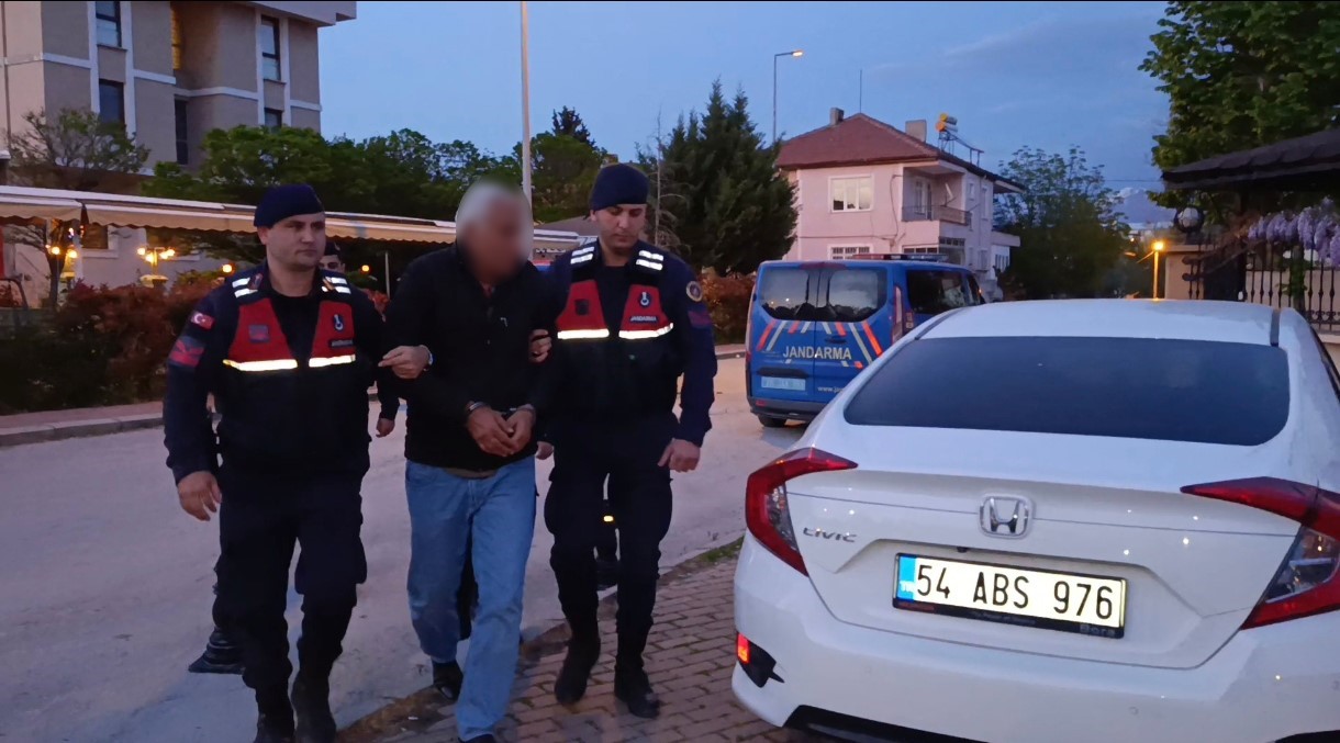 ogrencileri taciz eden bakkal kamera kayitlarindan yakalandi 0 3iUTQHWq