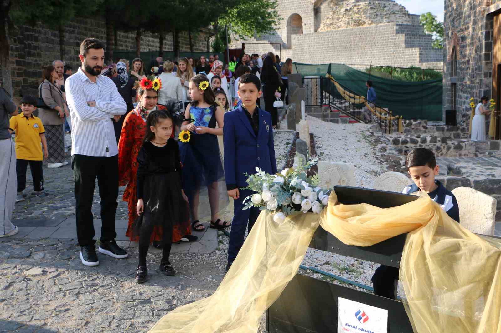 Öğrencilerin atık malzemelerden yaptıkları çalışmalar tarihi mekanda sergilendi 5 ogrencilerin atik malzemelerden yaptiklari calismalar tarihi mekanda sergilendi 1