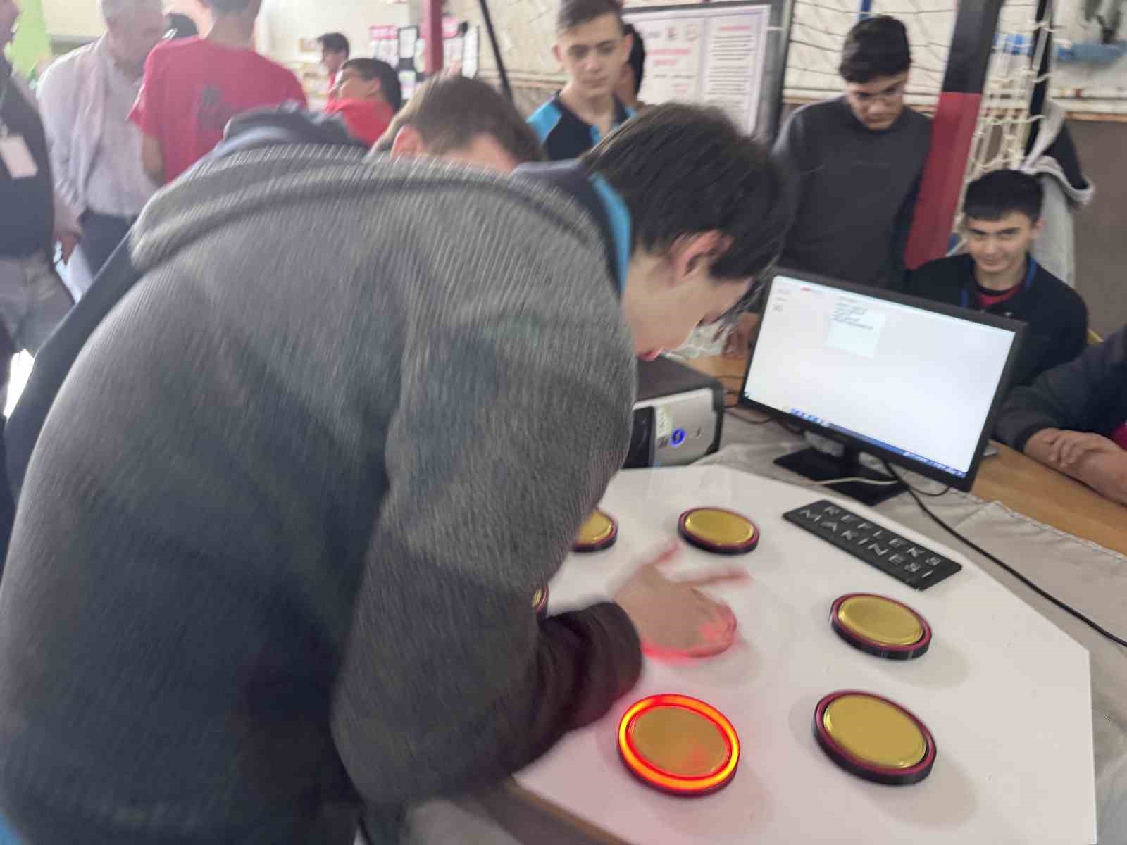 ogrencilerin gelistirdigi otonom arac goruntu isleyerek hareket ediyor 4 rhtva44e