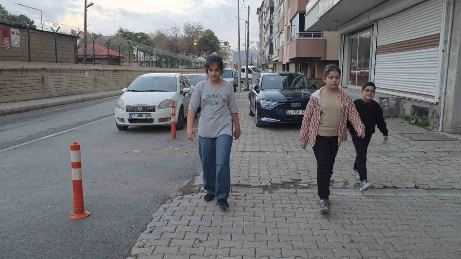 ogrencilerin kurtarmaya calistigi yavru kusu karga kapti 1 A1Zn7XUz