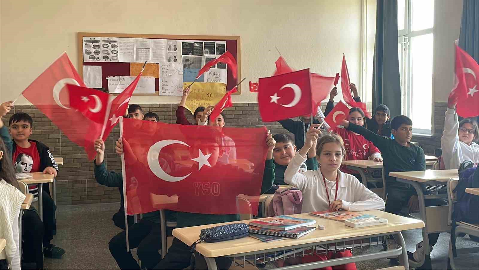 ogrencilerin okul heyecani ay yildizli turk bayragiyla taclandi 0 UvCihgEn
