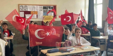 ogrencilerin-okul-heyecani-ay-yildizli-turk-bayragiyla-taclandi-uYJyjQmK.jpg