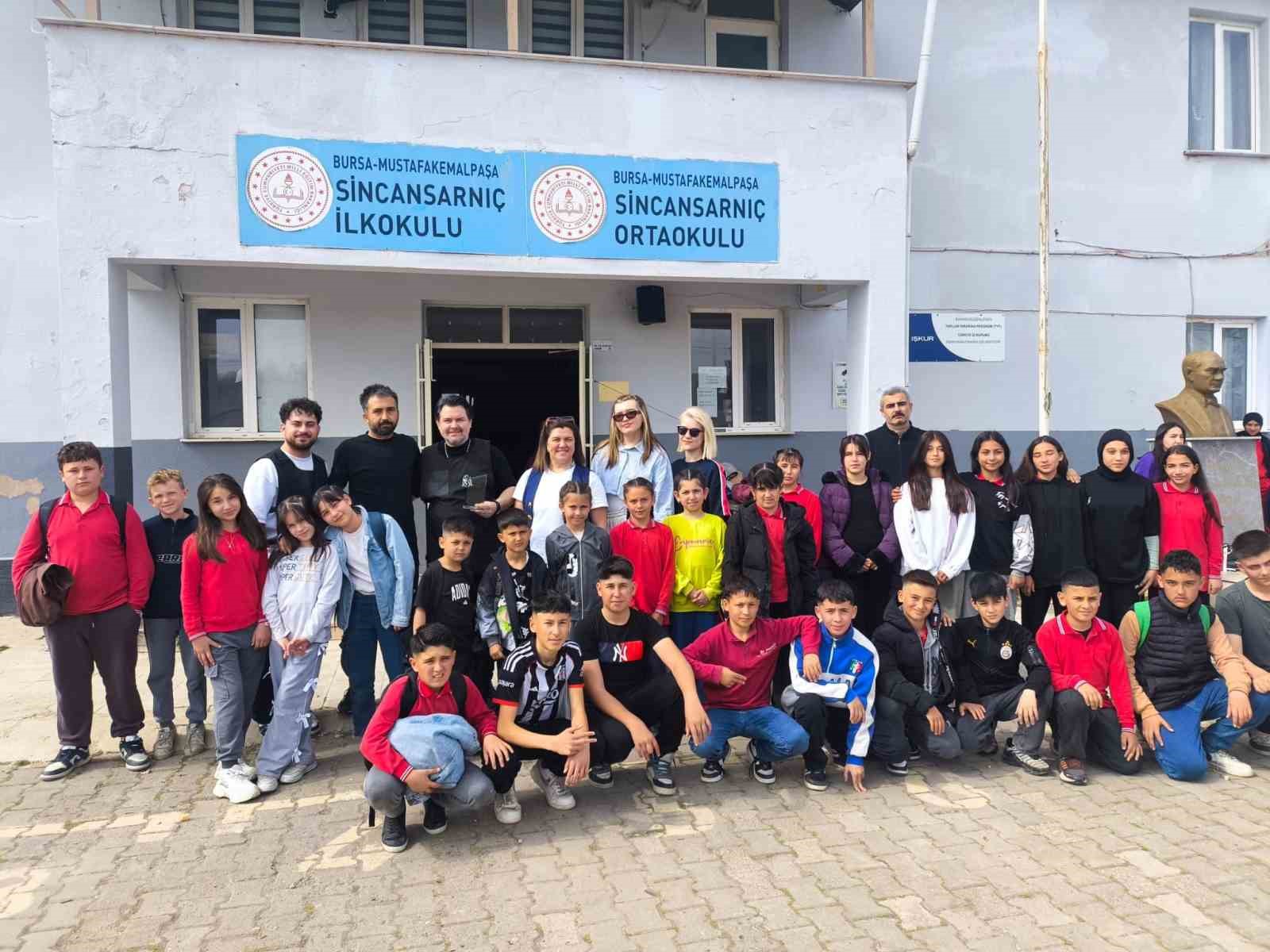 ogrencilerin yuzu guldu saclari sekillendi 0 KlI9sgdB