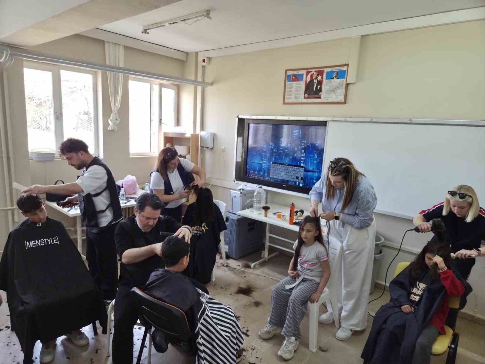 ogrencilerin yuzu guldu saclari sekillendi 1 drpdcnE5