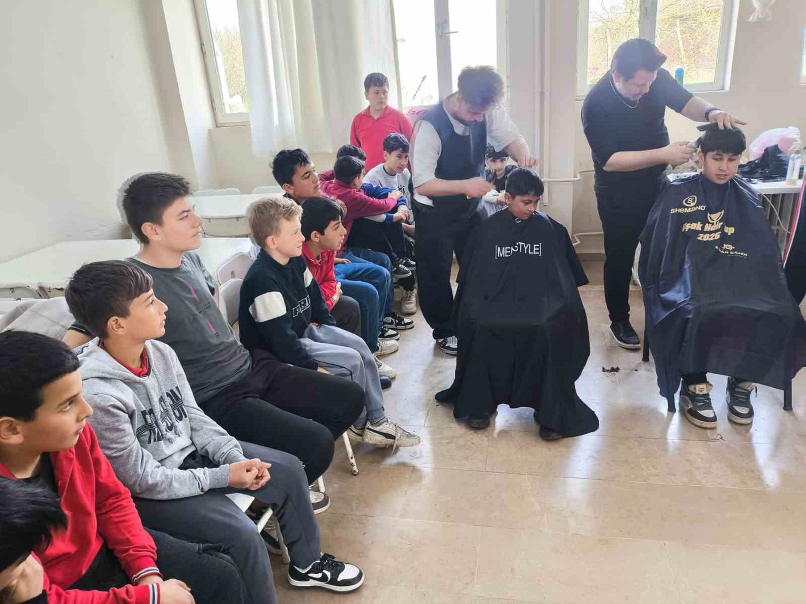 ogrencilerin yuzu guldu saclari sekillendi 3 ZDBYjdpi