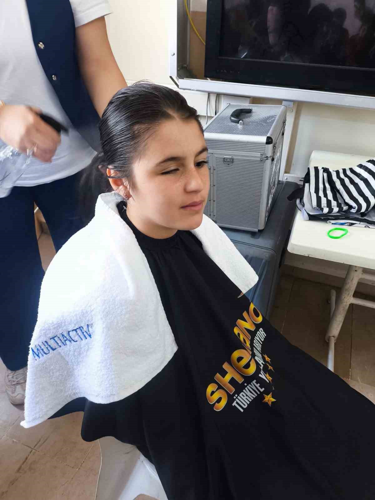 ogrencilerin yuzu guldu saclari sekillendi 4 jvnPUegh