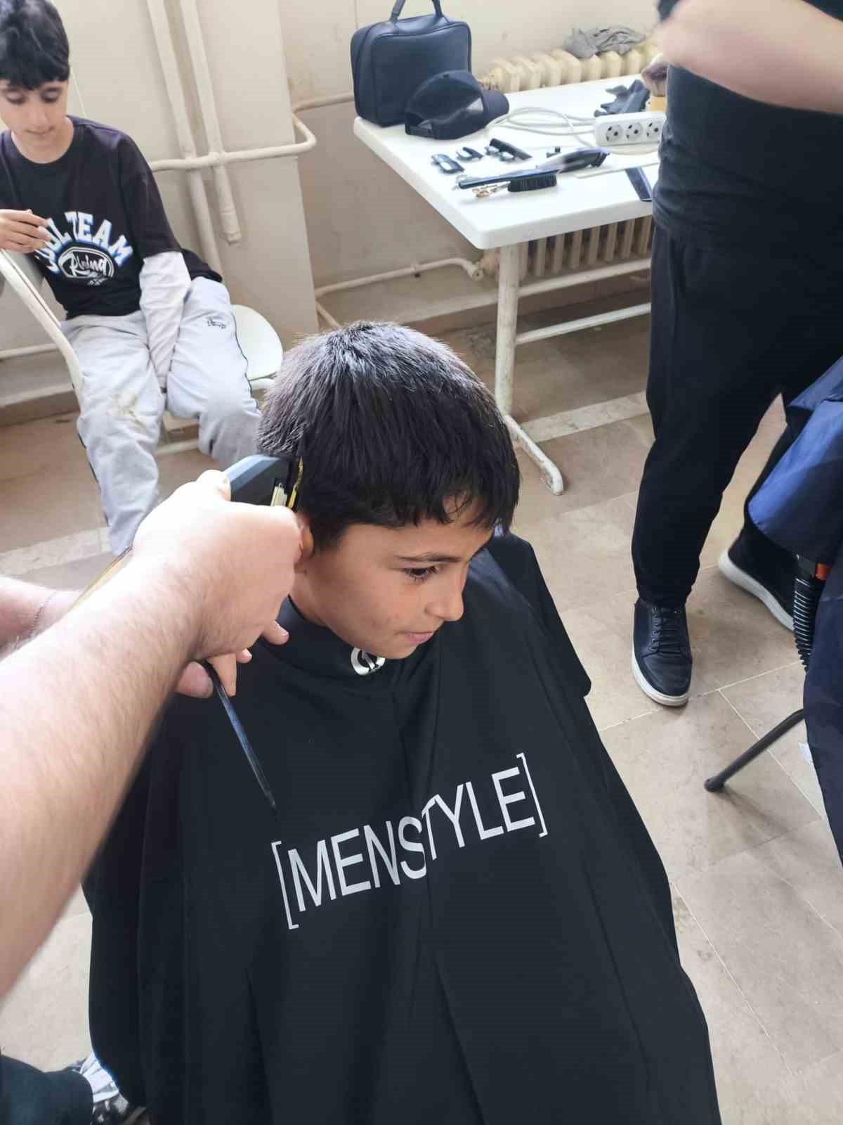 ogrencilerin yuzu guldu saclari sekillendi 5