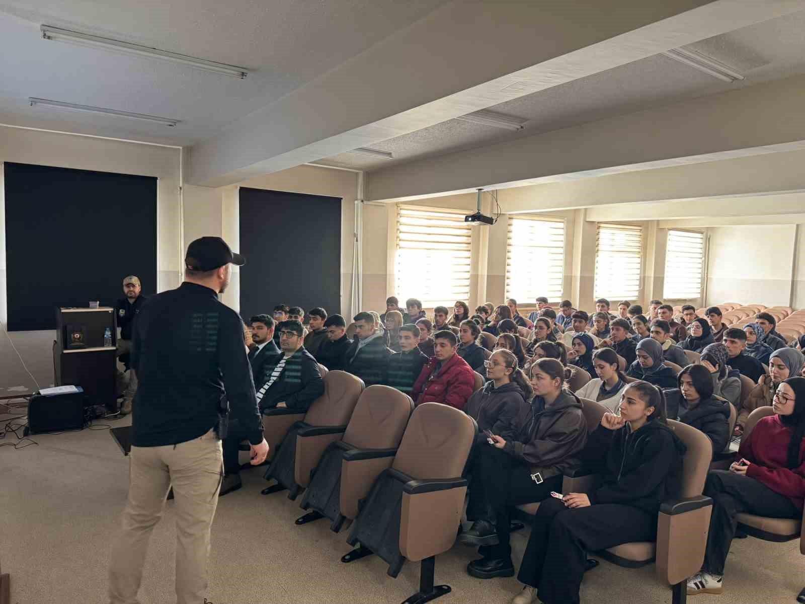 ogrencilerle hali sahada mac yapan polis teror orgutleri konusunda bilgilendirdi 3 Yn7lsPQV