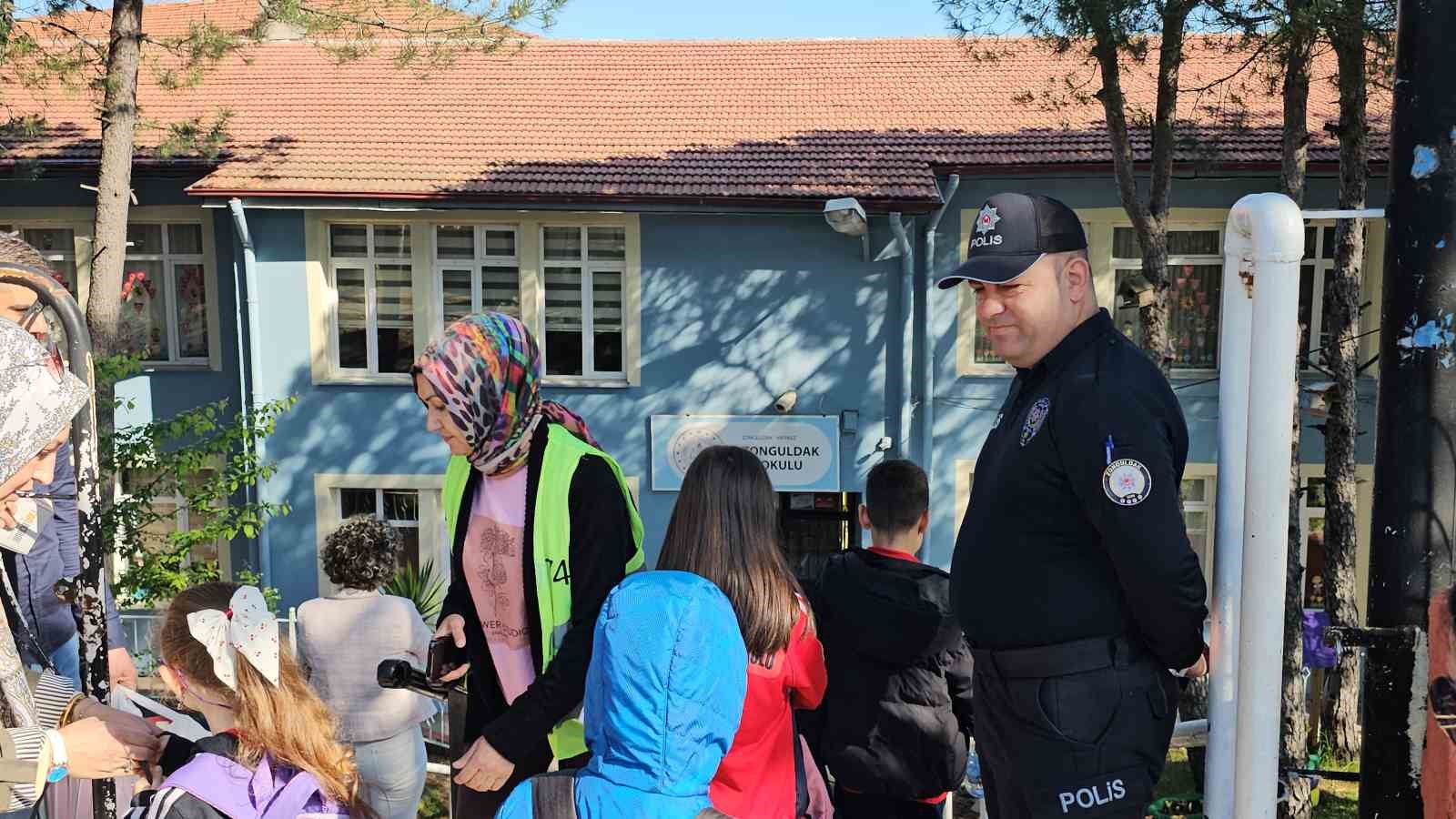 ogrencilerle teneffuste ip atlayan polis gonulleri fethetti 1 h7G2C2KF