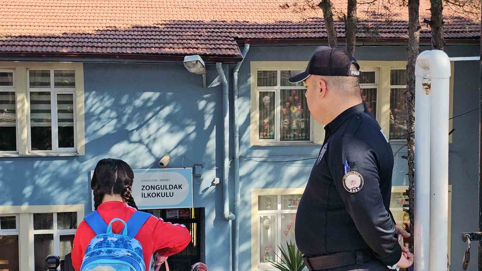 ogrencilerle teneffuste ip atlayan polis gonulleri fethetti 2 S6RNXMVp