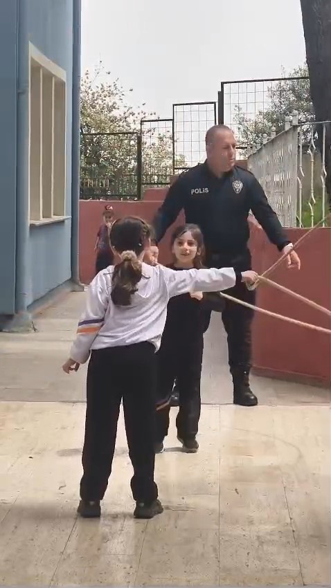 ogrencilerle teneffuste ip atlayan polis gonulleri fethetti 3 TkZU6Kmw