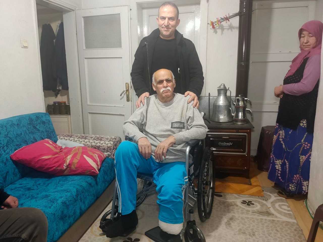 Öğrencilerle yaptığı işbirliğiyle 322’nci tekerlekli sandalyeyi ihtiyaç sahibine teslim etti 4 ogrencilerle yaptigi isbirligiyle 322nci tekerlekli sandalyeyi ihtiyac sahibine teslim etti 0 m2Mbkn8k