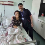 ogrencisi-profesor-oldu-29-yil-sonra-ogretmenini-ameliyat-ederek-sagligina-kavusturdu-hkak7vms.jpg