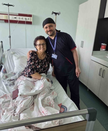 ogrencisi-profesor-oldu-29-yil-sonra-ogretmenini-ameliyat-ederek-sagligina-kavusturdu-hkak7vms.jpg