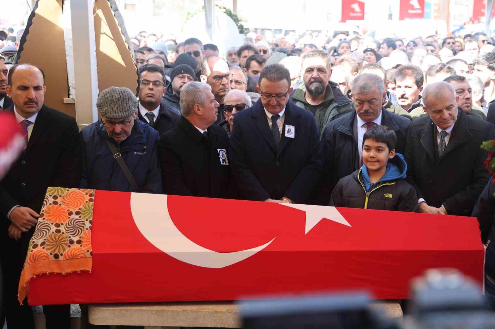 Öğrencisi tarafından öldürülen Fatma Nur öğretmen son yolculuğuna uğurlandı 14 ogrencisi tarafindan oldurulen fatma nur ogretmen son yolculuguna ugurlandi 10 WgeL3vnG