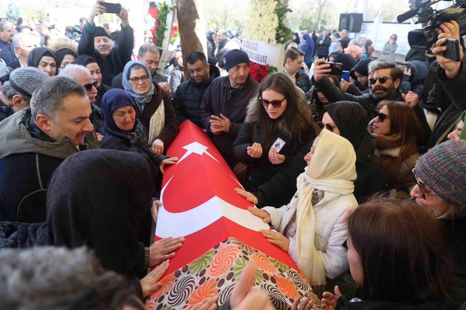 Öğrencisi tarafından öldürülen Fatma Nur öğretmen son yolculuğuna uğurlandı 6 ogrencisi tarafindan oldurulen fatma nur ogretmen son yolculuguna ugurlandi 2 XTJyUjVX