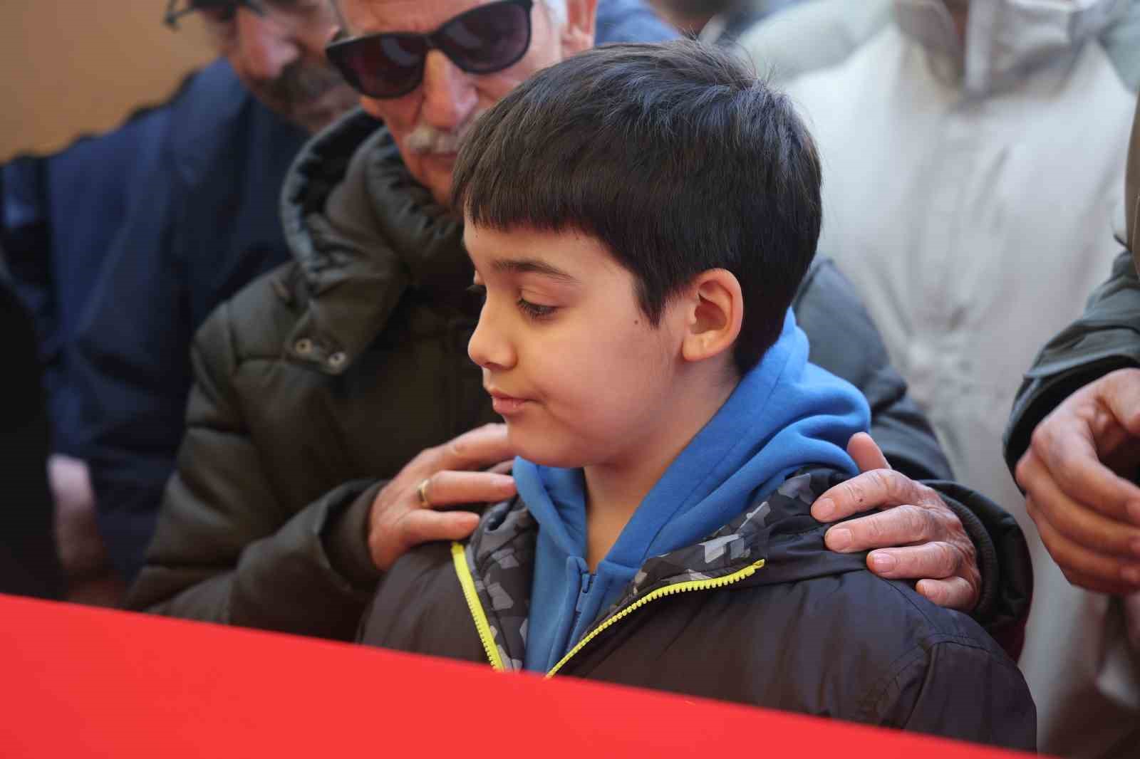 Öğrencisi tarafından öldürülen Fatma Nur öğretmen son yolculuğuna uğurlandı 8 ogrencisi tarafindan oldurulen fatma nur ogretmen son yolculuguna ugurlandi 4 fsNJO2MH