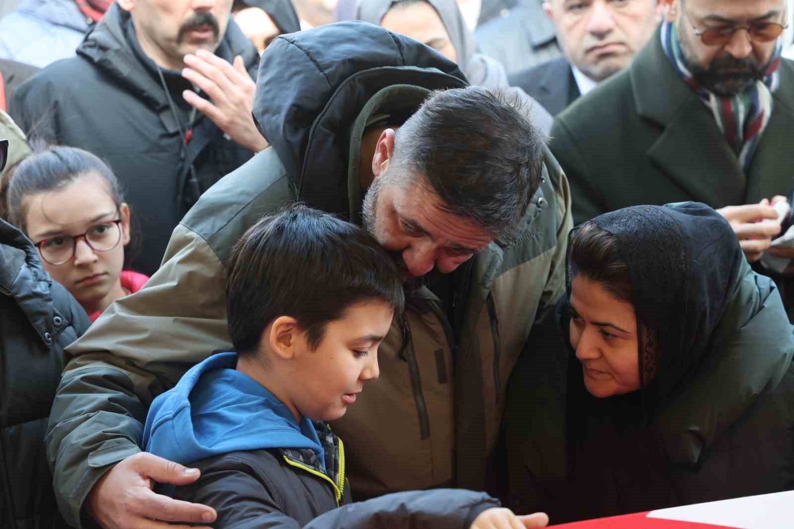 Öğrencisi tarafından öldürülen Fatma Nur öğretmen son yolculuğuna uğurlandı 10 ogrencisi tarafindan oldurulen fatma nur ogretmen son yolculuguna ugurlandi 6