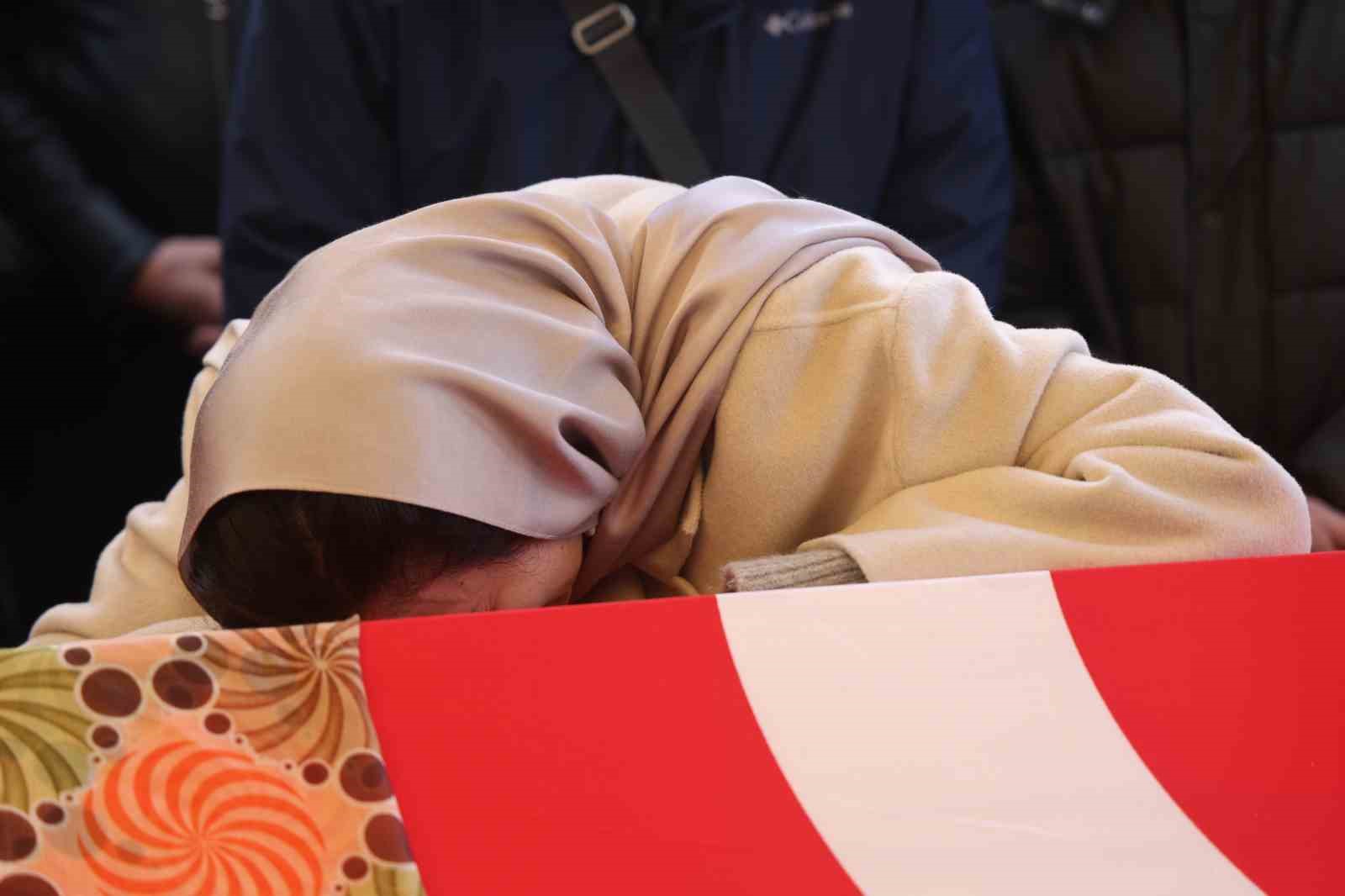 Öğrencisi tarafından öldürülen Fatma Nur öğretmen son yolculuğuna uğurlandı 11 ogrencisi tarafindan oldurulen fatma nur ogretmen son yolculuguna ugurlandi 7 fmkuWf6L