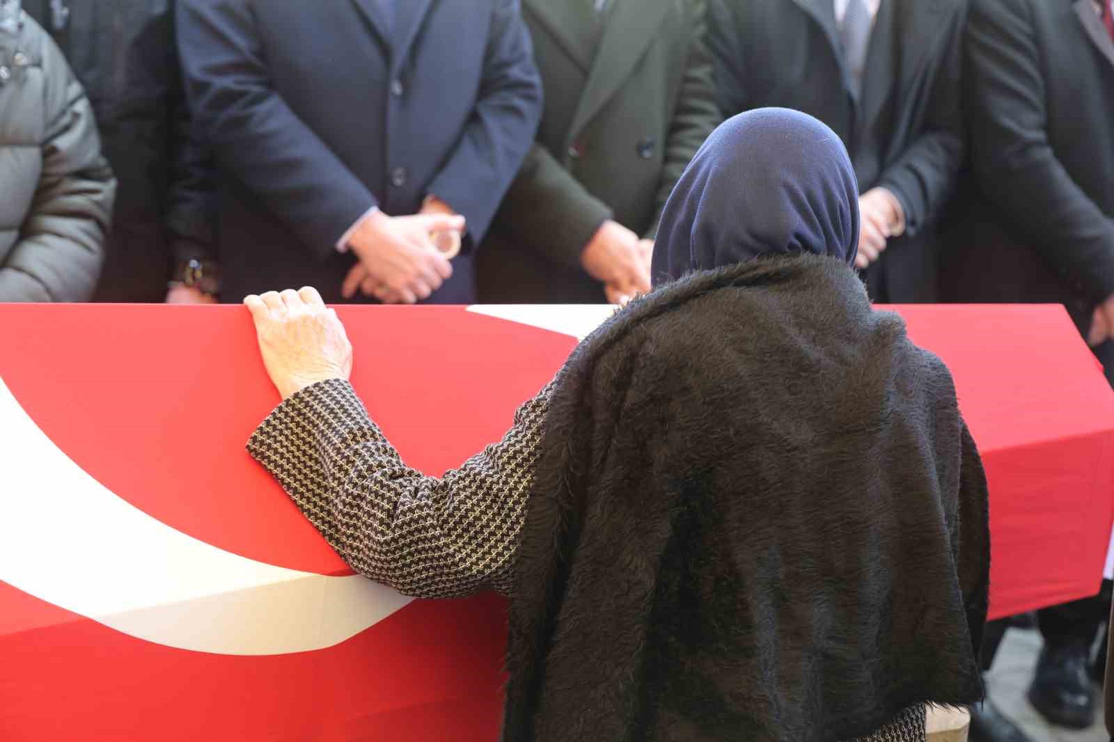 Öğrencisi tarafından öldürülen Fatma Nur öğretmen son yolculuğuna uğurlandı 13 ogrencisi tarafindan oldurulen fatma nur ogretmen son yolculuguna ugurlandi 9 YGmTG5d7