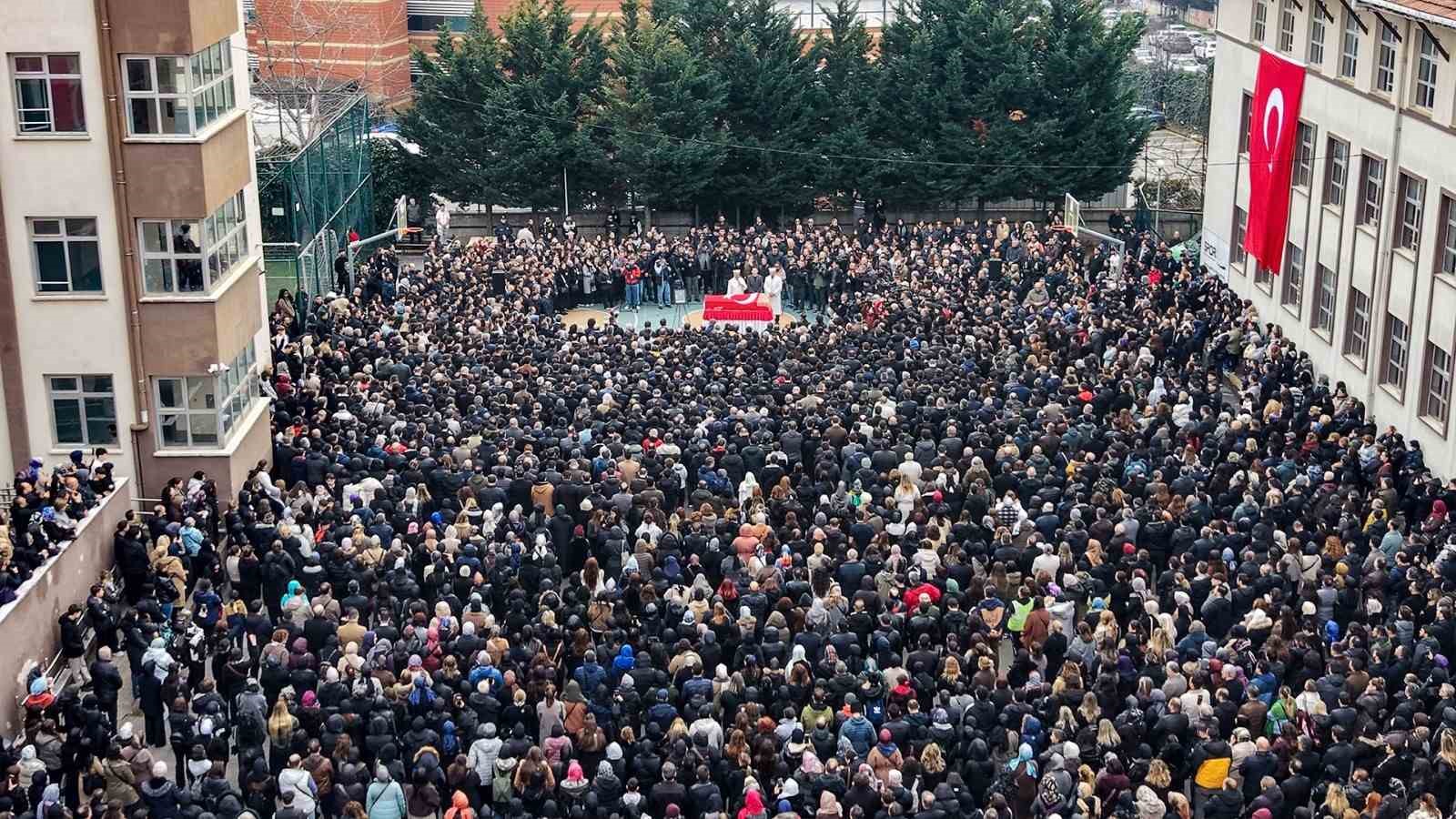 ogrencisi tarafindan oldurulen fatma nur ogretmenin anma toreni havadan goruntulendi 2 tzJDK6zG