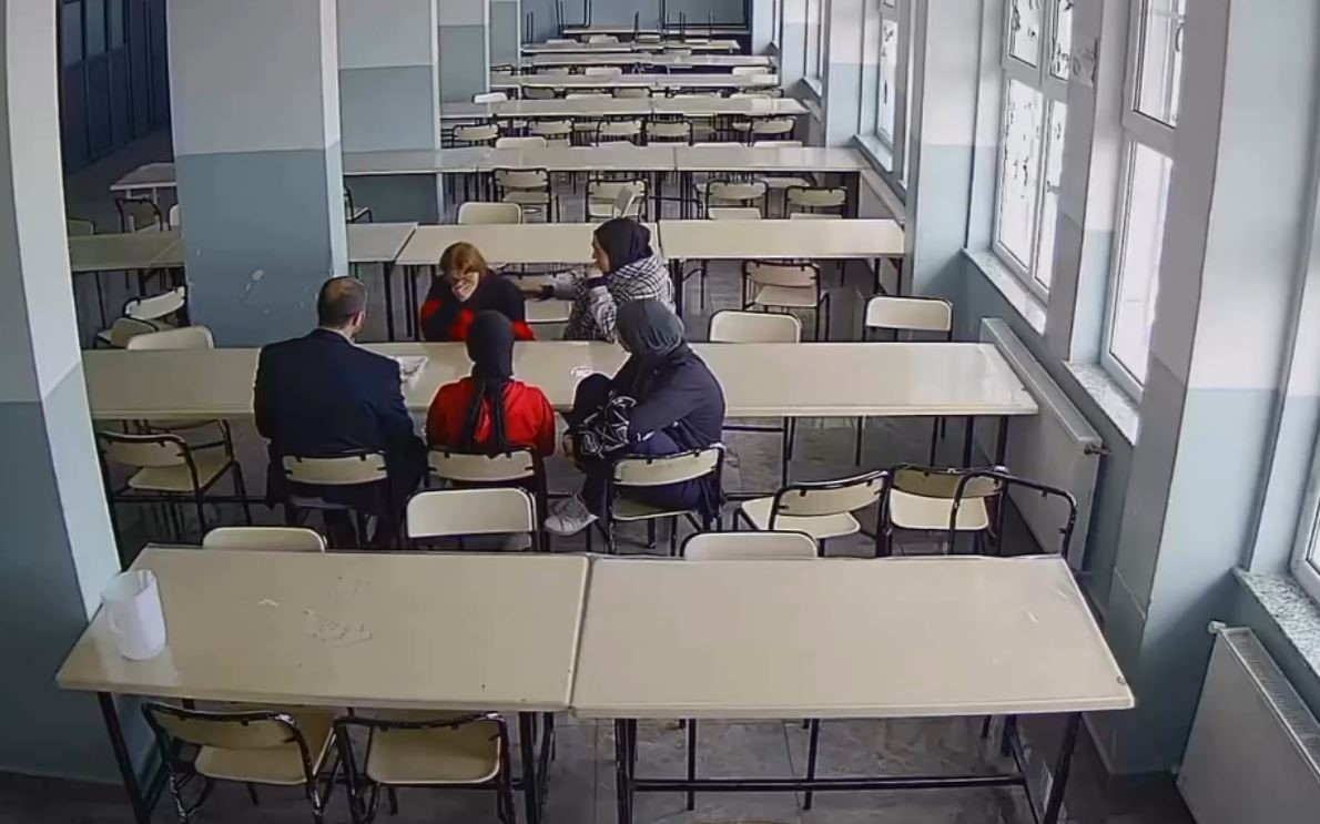 Öğrencisini Heimlich manevrasıyla kurtardı 4 ogrencisini heimlich manevrasiyla kurtardi 0 juWMW2qP