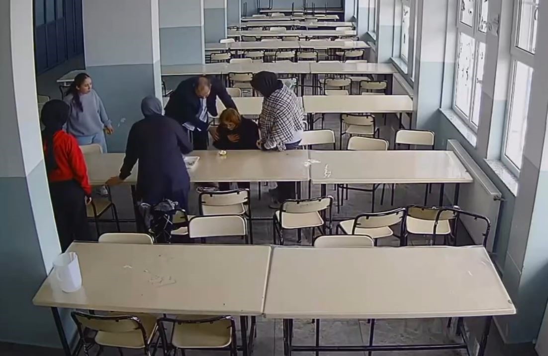 Öğrencisini Heimlich manevrasıyla kurtardı 5 ogrencisini heimlich manevrasiyla kurtardi 1 6LIXD24O