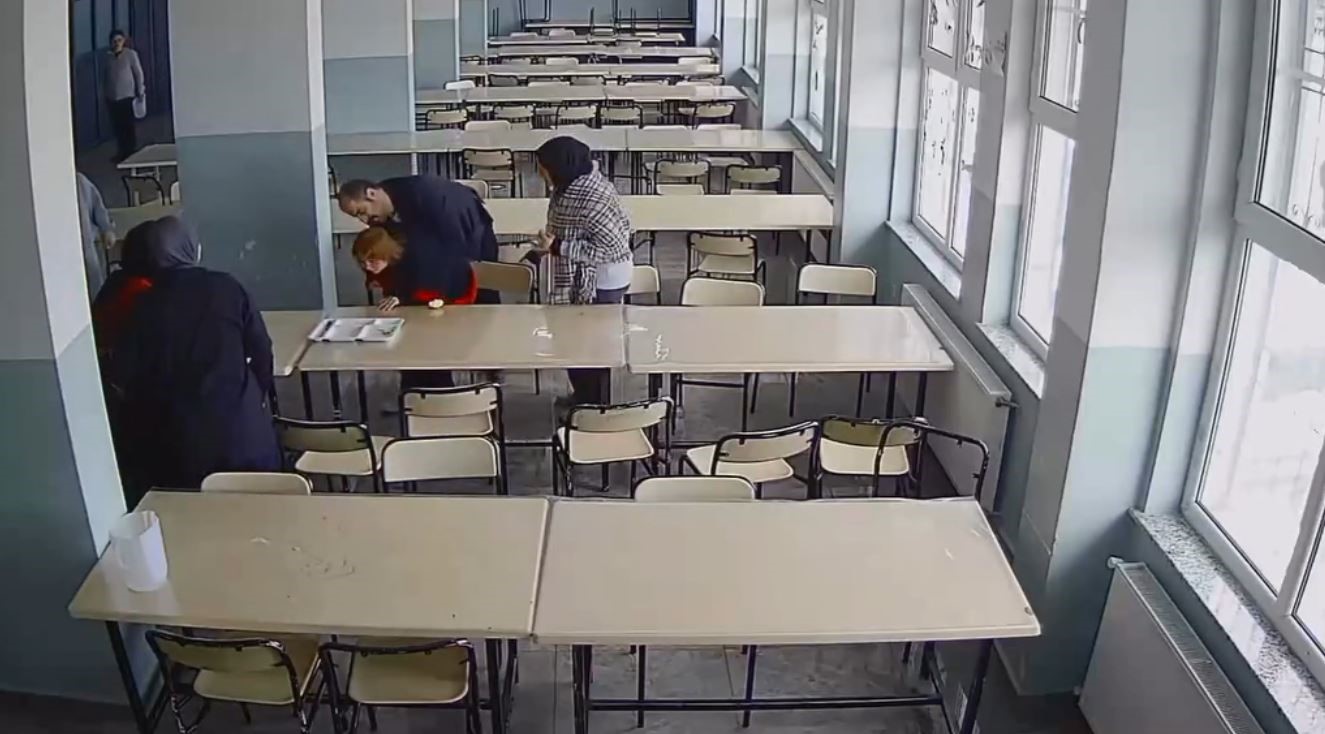 Öğrencisini Heimlich manevrasıyla kurtardı 6 ogrencisini heimlich manevrasiyla kurtardi 2 iLOq3bwi