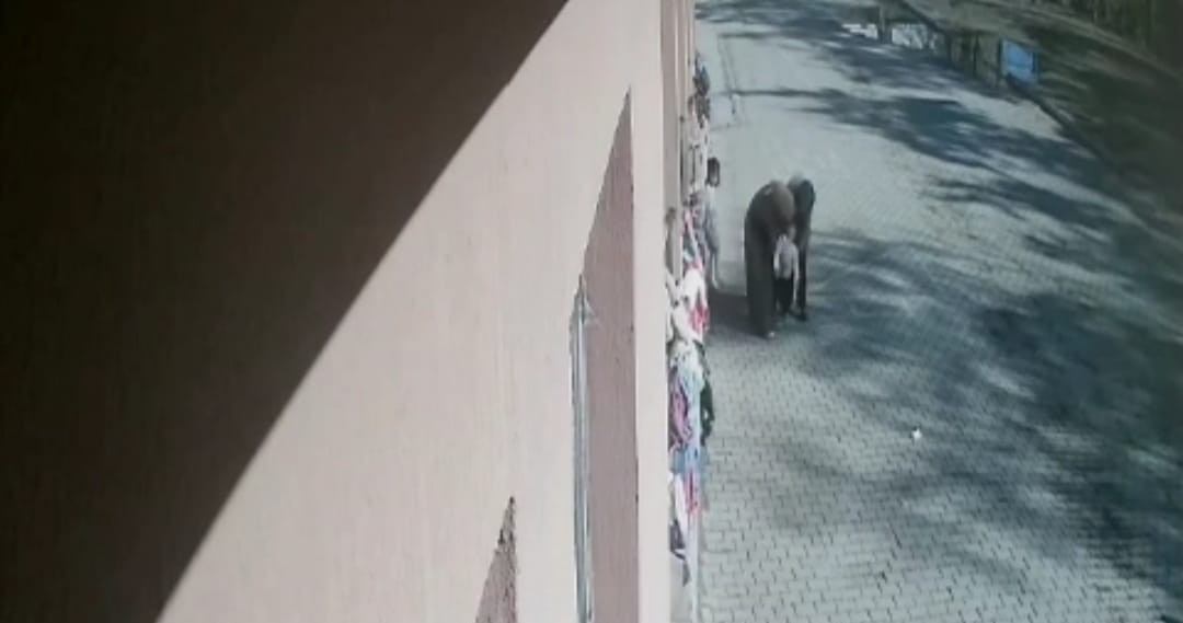 Öğrencisinin boğazına kaçan şekeri heimlich manevrasıyla çıkardı 4 ogrencisinin bogazina kacan sekeri heimlich manevrasiyla cikardi 0 qN8STZH9