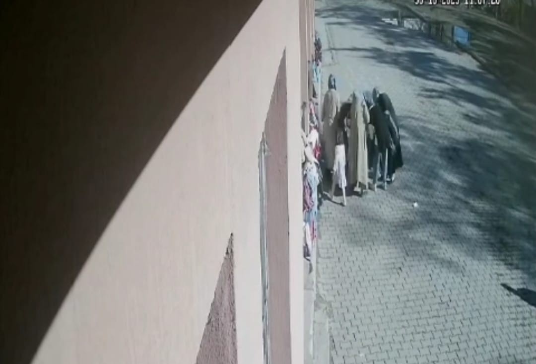 Öğrencisinin boğazına kaçan şekeri heimlich manevrasıyla çıkardı 5 ogrencisinin bogazina kacan sekeri heimlich manevrasiyla cikardi 1 DJh4elcO